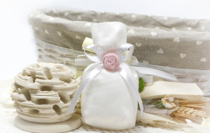 Sacchetto bianco in tessuto con fiocco bianco in raso e rosellina - Collezione Shabby - €6,00