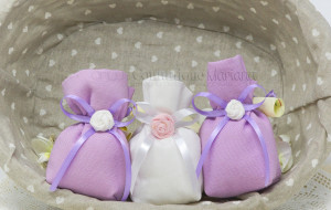 Sacchetto glicine in tessuto con fiocco glicine in raso e rosellina bianca - Collezione Shabby - €6,00