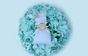 Sacchetto azzurro in tessuto con fiocco ecrù in raso e rosellina - Collezione Shabby - €6,00