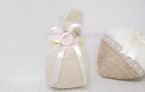 Sacchetto ecrù in tessuto con fiocco ecrù in raso e rosellina - Collezione Shabby - €6,00