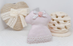 Abitino rosa con nastro in pizzo, fiocco e rosellina  - Collezione Shabby - €6,00