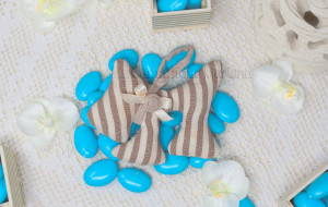 Cagnolino in tessuto ecrù e marrone con fiocco e rosellina  - Collezione Shabby - €6,00