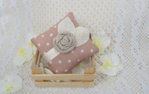 Cuscino a pois con nastro in raso e rosellina ecrù - Collezione Shabby - €6,00